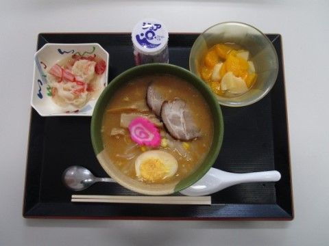 「ニチイケアセンター豊平」のラーメンランチ。ラーメンの麺類を使ったお食事をいただける。