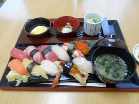 「ニチイケアセンター豊平」の出張出前握り寿司。海の幸を多く召し上がれる握り寿司を出前で取っている。