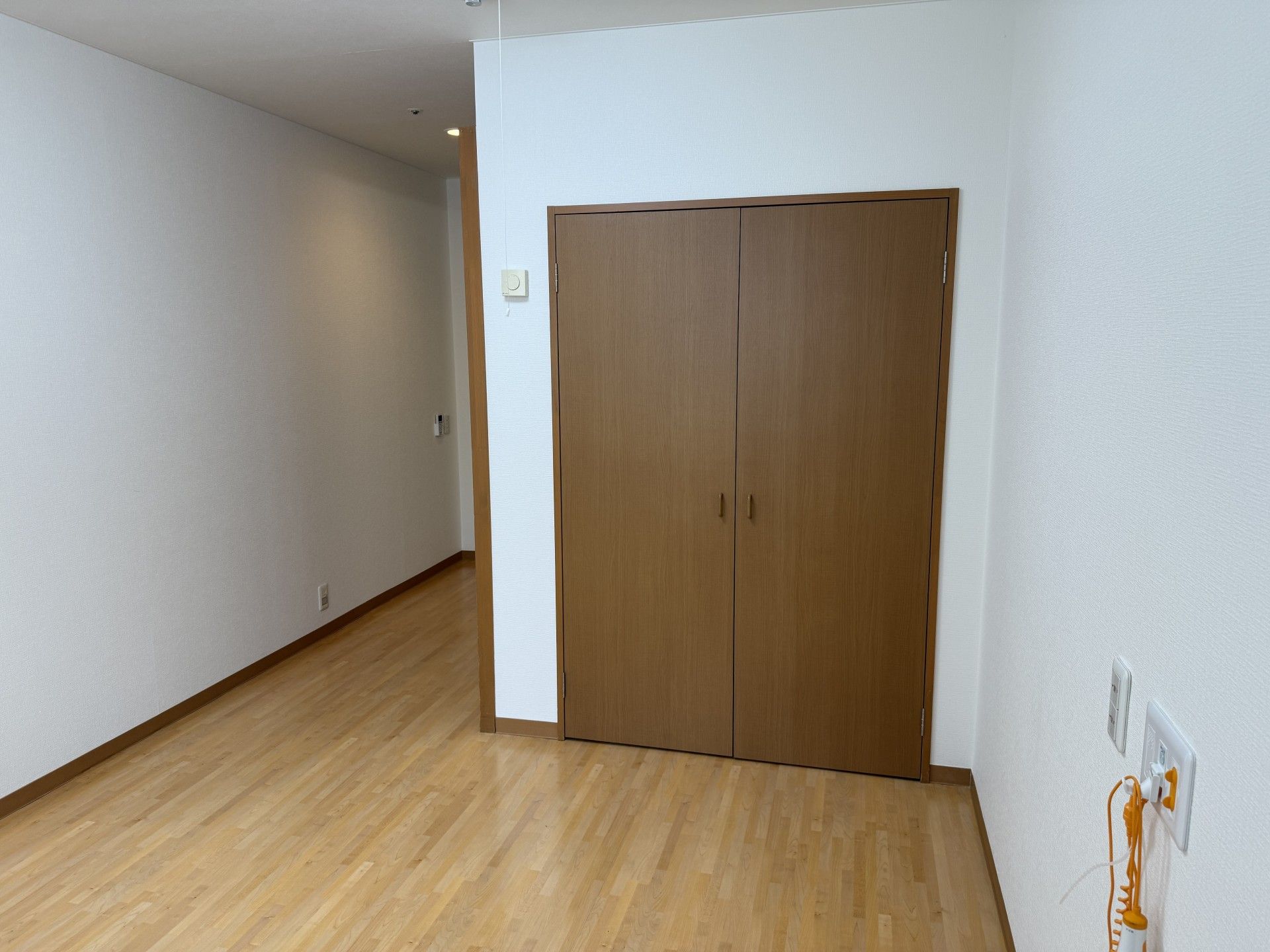木製扉のある部屋