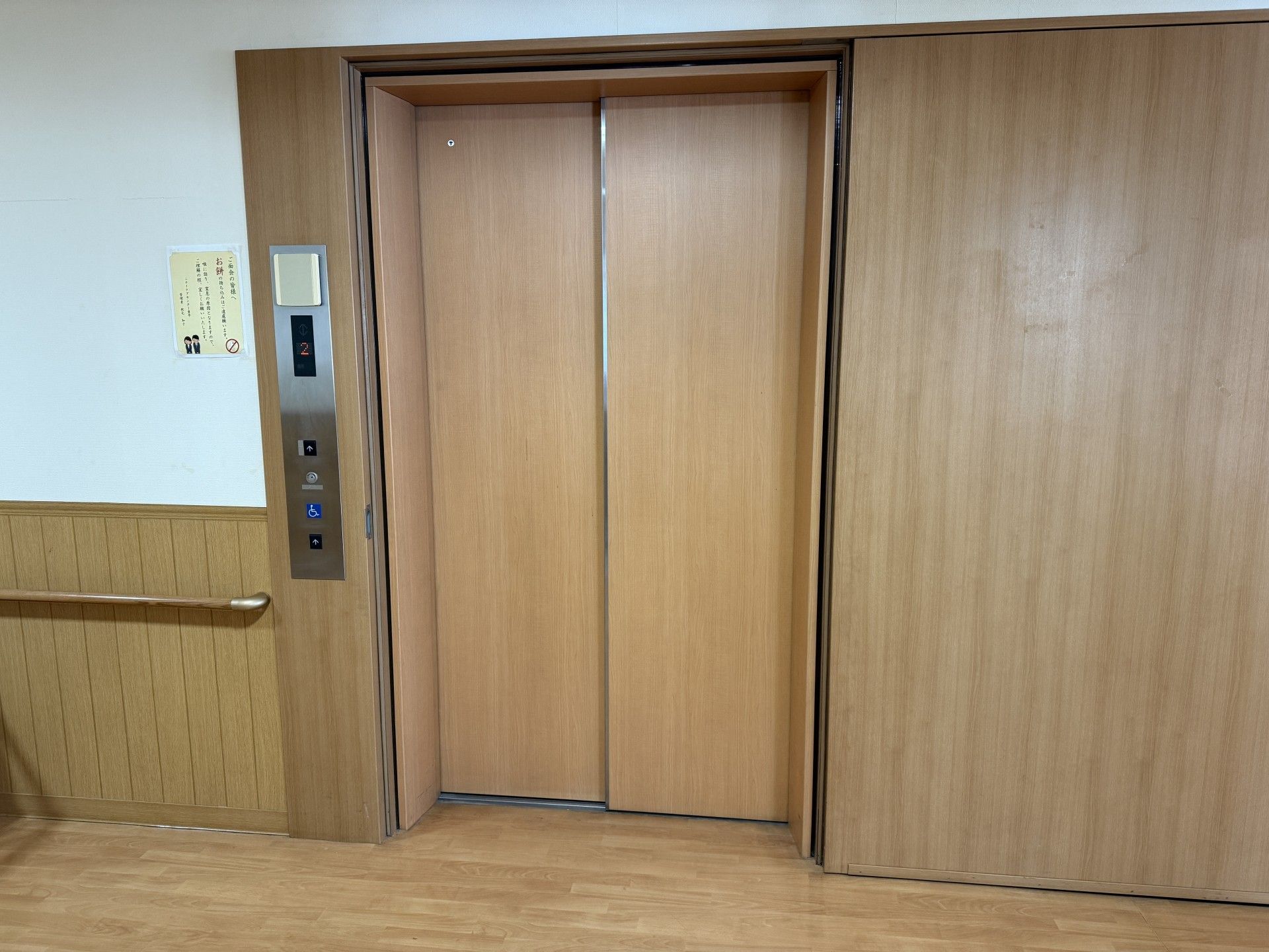 木目調のエレベーター