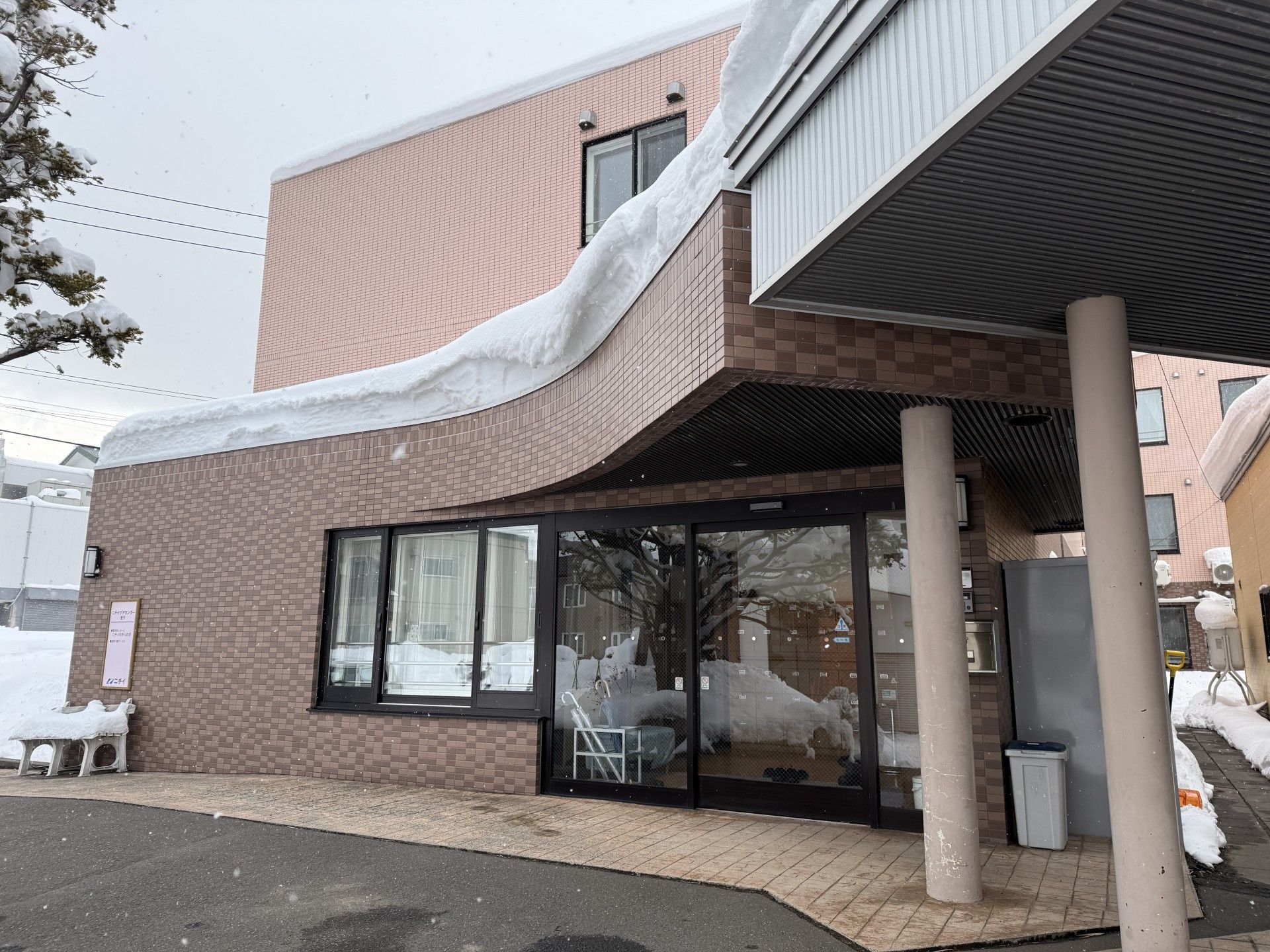 雪の積もる建物の入口