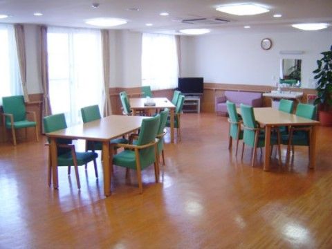 ニチイケアセンター東三輪の食堂。広々とした食堂では毎日賑やかに楽しいお食事となっております。