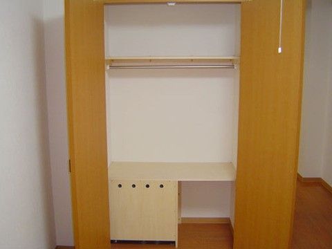 ニチイケアセンター東三輪の居室内クローゼット。お洋服や小物類などを収納していただけます。また、紛失等も防止できますので是非ご利用ください。