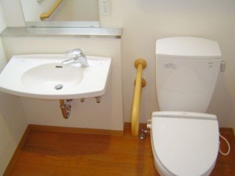 ニチイケアセンター東三輪の居室トイレ。共用部と居室内にトイレがございます。お一人でも安心してご使用いただけるナースコールがついております。