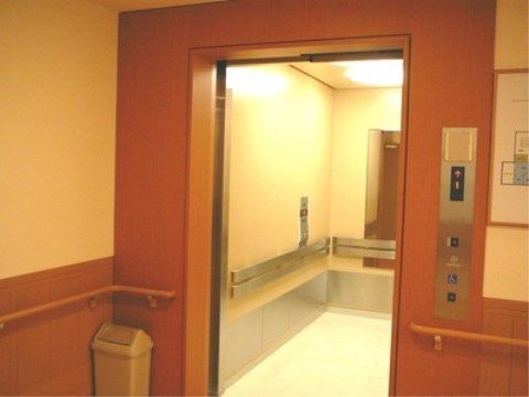 ニチイケアセンター東三輪のエレベーター。車いすでも楽にご利用いただける大きなエレベーターをご用意しております