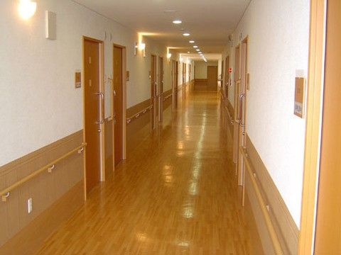 ニチイケアセンター東三輪の廊下。館内全てに手すりを使用しており、車いすでもご使用いただけるフローリングとなっております。