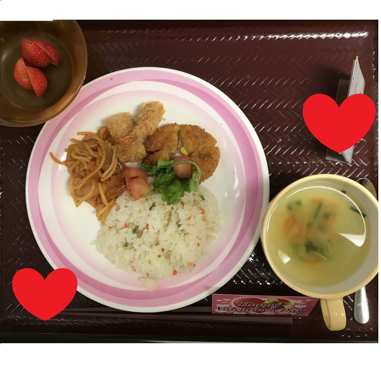 海老フライとコロッケとスパゲッティやピラフのワンプレートに、スープと苺のデザートが付いたメニュー