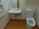 バリアフリー設計の明るいトイレ空間