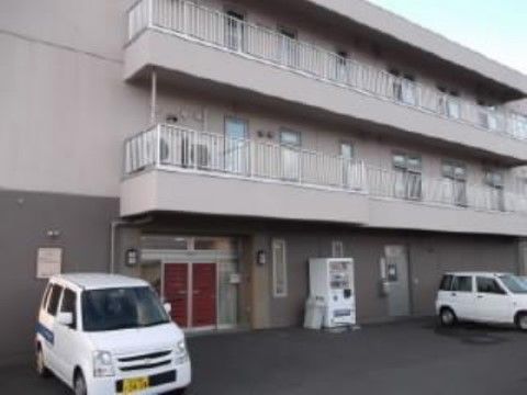 ニチイケアセンター旭川北の外観。大きな駐車場を完備し、お大きくきれいな施設外観となっております。
