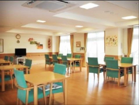 ニチイケアセンター旭川北のダイニング。明るく広々とした食堂では、日々楽しい、賑やかなお食事となっております。
