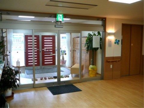 ニチイケアセンター旭川北のエントランス。明るく清潔感のある空間です。初めての方も入りやすい雰囲気となっております。