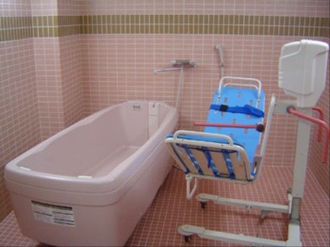 ニチイケアセンター旭川北の機械浴室。ご負担少なくご入浴頂けるよう、充実した浴室環境を整えております。