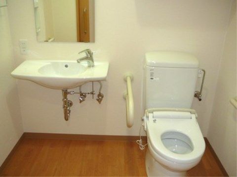 ニチイケアセンター旭川北の居室トイレ。居室内に設けられた個人専用のトイレとなっております。手すりが完備されており、お気軽にお使いいただけます。