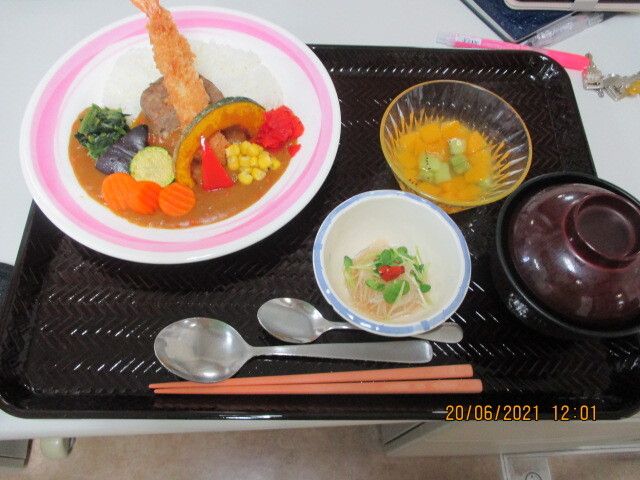 海老フライとハンバーグをのせたカレーライスとサラダとフルーツのデザート