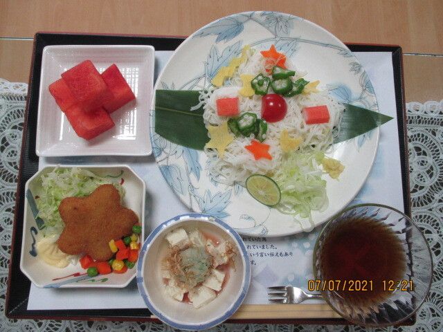 そうめんと星形のコロッケと豆腐サラダとスイカのデザートが付いた献立