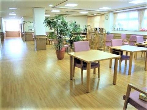 ニチイケアセンター内野本郷のダイニング。毎日多くの入居者様で大いに賑わう、楽しいお食事となっております。
