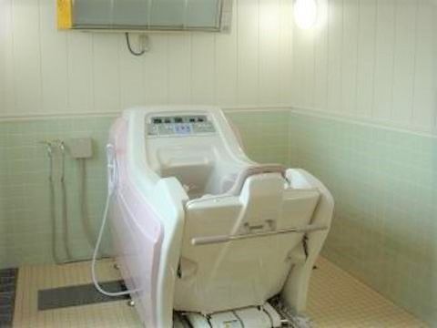 ニチイケアセンター内野本郷の機械浴室。ご負担少なく入用できる充実した入浴環境が整っております。ゆっくりとご入浴ください。
