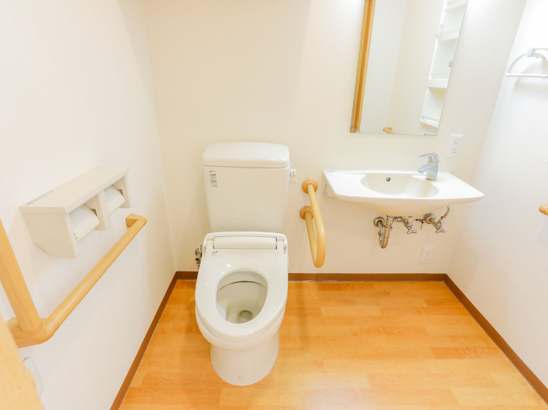 手すりを設置したトイレ