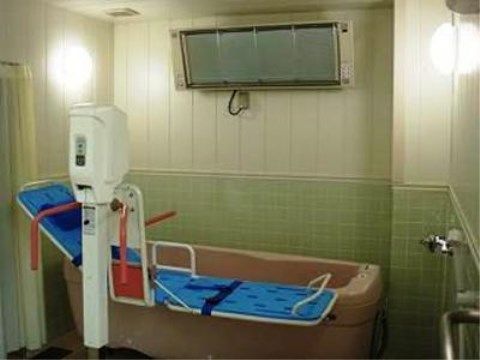 ニチイケアセンター大谷の機械浴室。ご負担の少ないご入浴が出来るよう、充実した浴室環境を整えております。