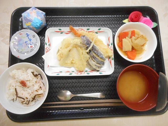 天ぷらの盛り合わせと筍とにんじんの煮物のセット