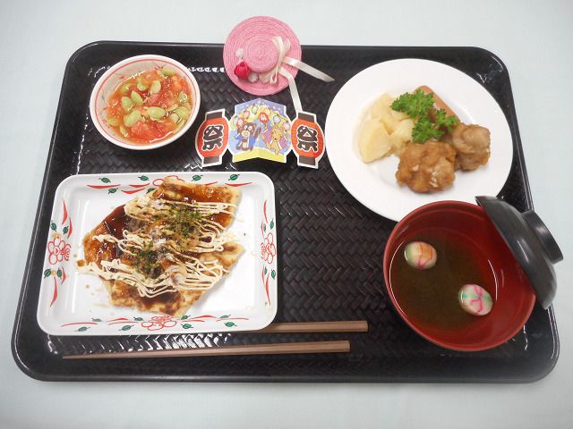 お好み焼きと、から揚げ、ポテト、ソーセージのセットメニュー