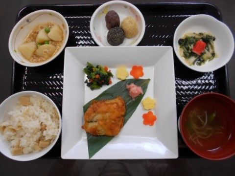 ニチイケアセンター堀崎の食事。栄養バランスの整った美味しいお食事をご提供しております。旬のお料理をお出ししております。