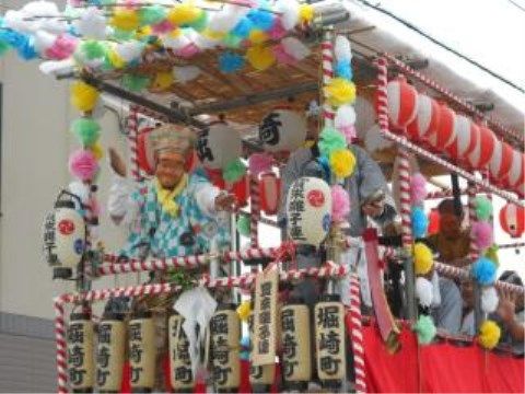 近隣で開催されているお祭りで出る、たくさんの提灯が飾られた山車