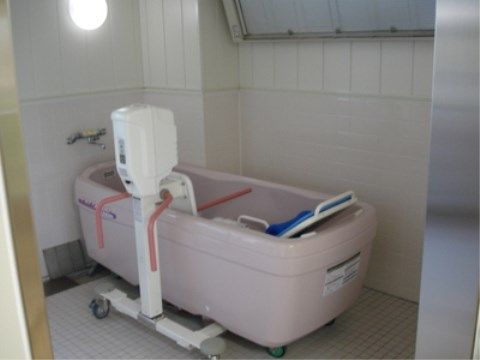 ニチイケアセンター堀崎の機械浴室。充実した浴室環境となっております。ご負担の少ない、快適なご入浴をしていただけます。