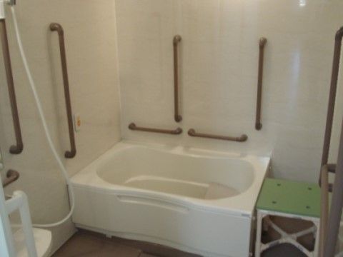 ニチイケアセンター堀崎の個人浴室。一人でゆっくりとご入浴いただけます。緊急時にはナースコールボタンをご利用いただけます。