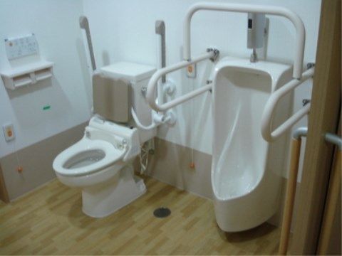 ニチイケアセンター堀崎の共同トイレ。共用部に設置された共用トイレとなります。手すりを完備しておりますので、気軽にご使用いただけます。