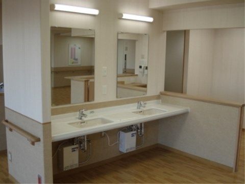 ニチイケアセンター堀崎の共用洗面所。車いすのままお使いいただけます。共用部にございますのでどなた様でもお使いいただけます。