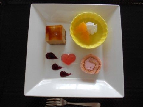 ニチイケアセンター堀崎のおやつプレート。洋菓子・和菓子のご用意がございますのでどなた様でも楽しみにしていただけます。
