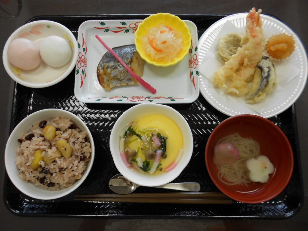 栗入り赤飯と天ぷらの盛り合わせと焼き魚と茶碗蒸しのセット
