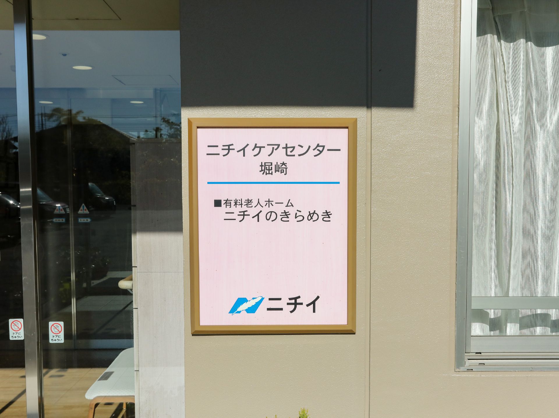 天井に照明がついた屋根が広がり、扉が開放されている玄関ポーチ