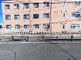三階建ての建物と周辺の道路