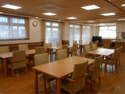 ニチイケアセンター志木中宗岡の食堂。お食事だけでなく、レクリエーションも催しているこちらでは毎日楽しい雰囲気となっております。