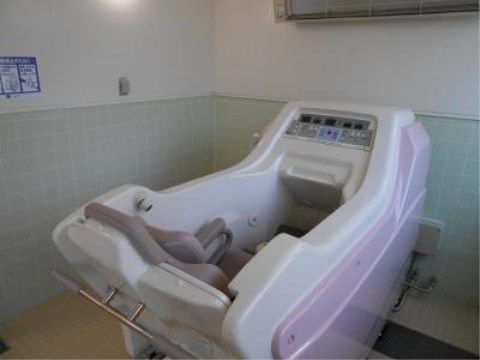 ニチイケアセンター志木中宗岡の機械浴室。充実した浴室環境を整えております。スタッフのサポートも付きますので安心してご入浴いただけます。