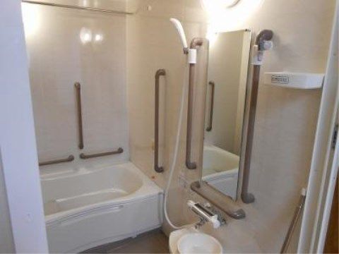 ニチイケアセンター志木中宗岡の個浴室。プライバシーをまもりながらゆっくりと、ご自宅のようにご入浴いただけます。