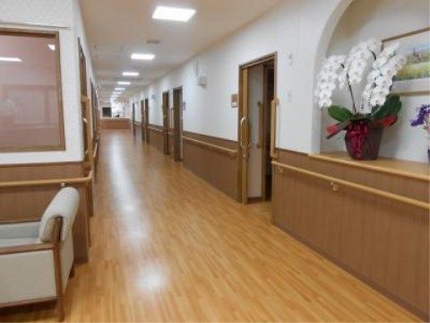 ニチイケアセンター志木中宗岡の廊下。車いすでも楽に利用していただけるよう、全館をフローリング仕様としております。
