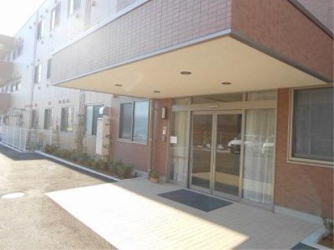 ニチイケアセンター志木中宗岡の玄関。段差のないバリアフリー設計の玄関です。明るく清潔感のある雰囲気となっております。