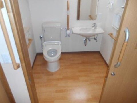 ニチイケアセンター志木中宗岡の居室トイレ。お一人でも安心してご利用いただけるコールボタンを設置しております。