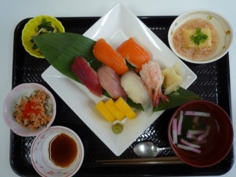 ニチイケアセンター志木中宗岡の握り寿司。新鮮・旬な食材を使用しております。毎日美味しくお食事をしていただけます