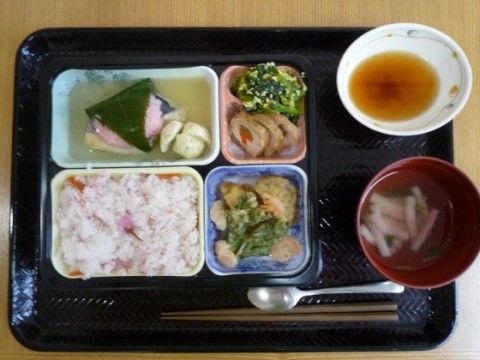 ニチイケアセンター志木中宗岡の花見弁当。お花見では、スタッフが心を込めて作ったお弁当をご用意しております。