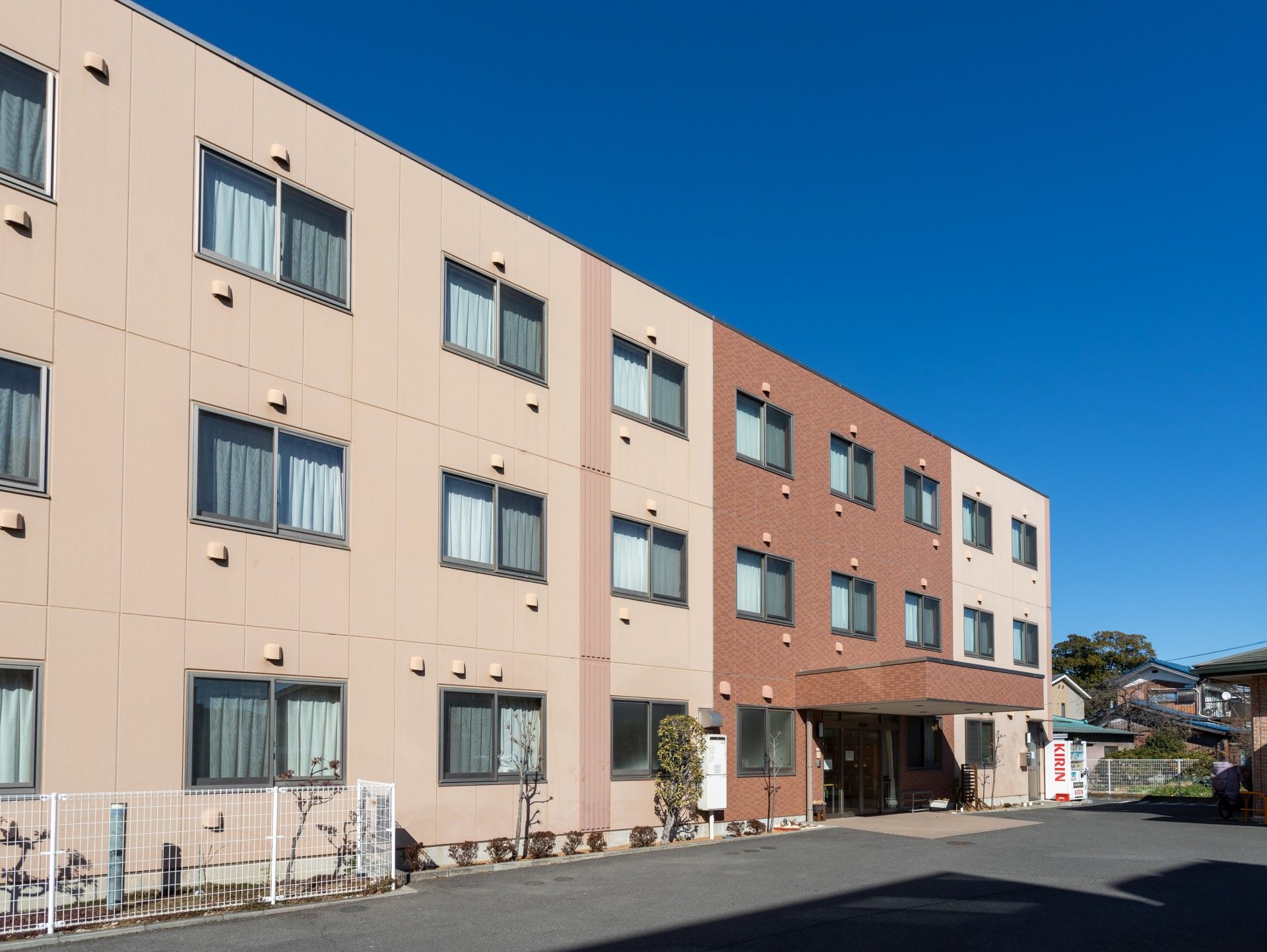 青空の下の建物外観