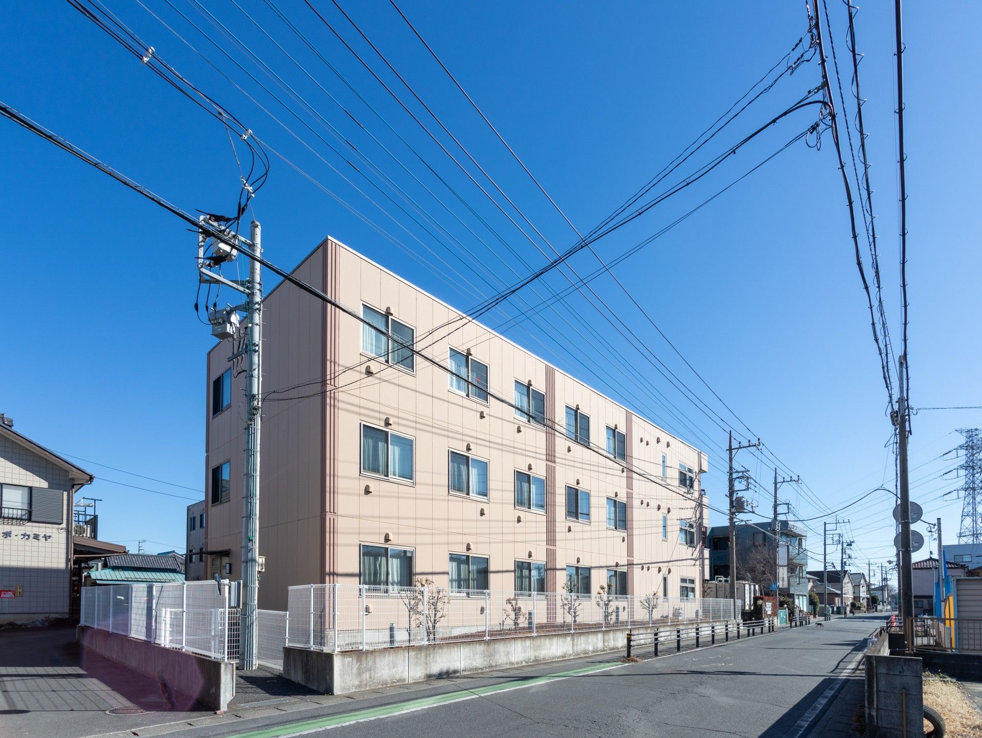 三階建ての建物外観