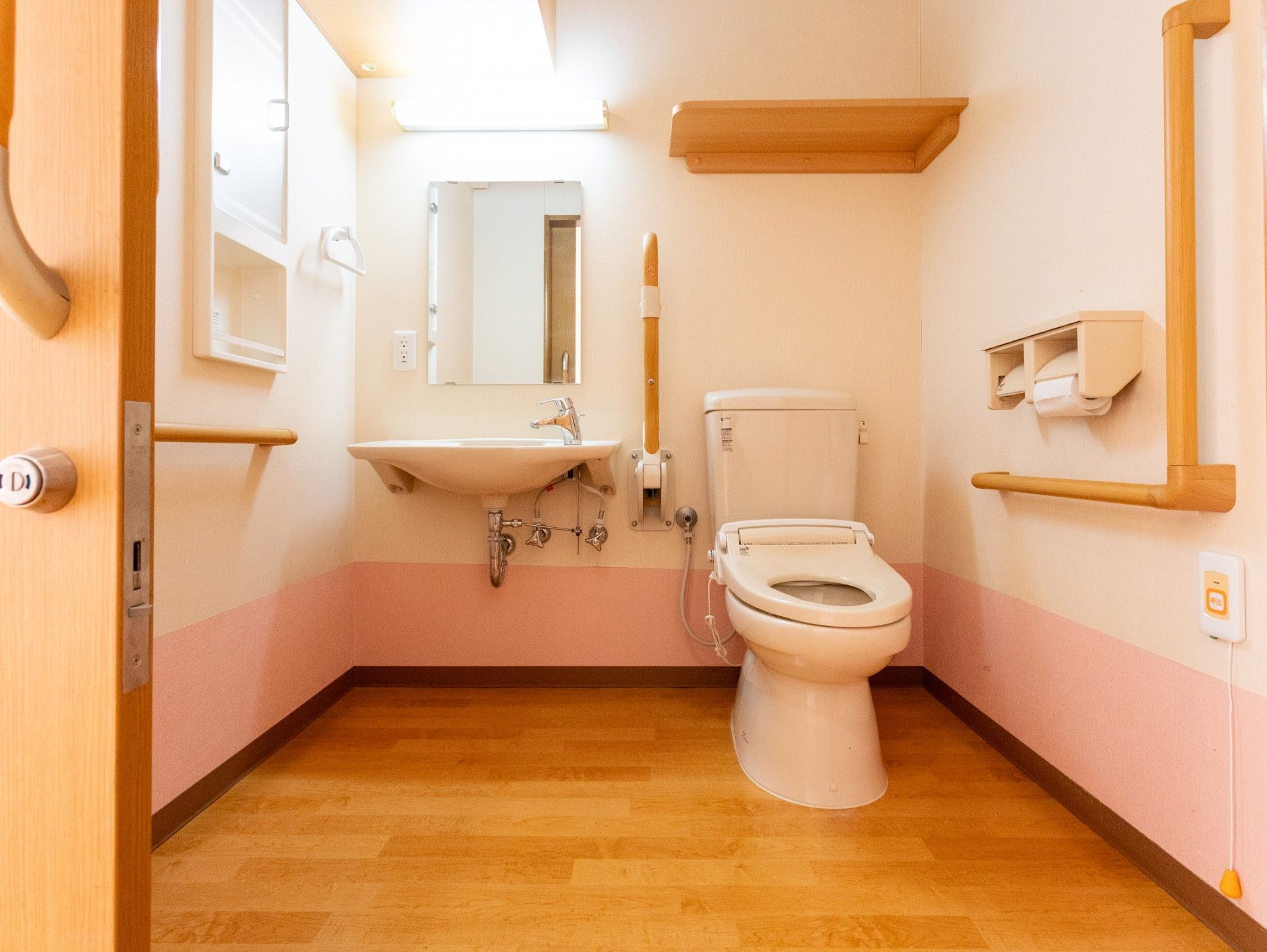 手すり付きのトイレ