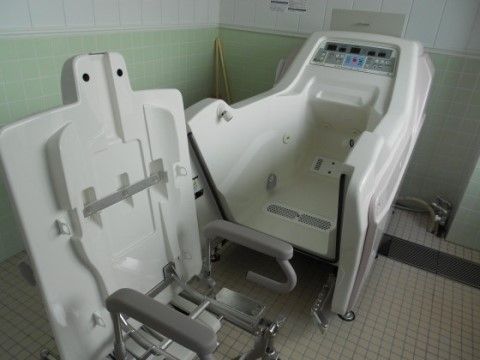 ニチイケアセンター越谷の機械浴室。不自由なくご入浴いただける充実した環境を整えております。安心してご入浴ください。