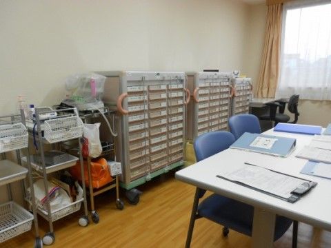 ニチイケアセンター越谷の健康管理室。入居者様の健康管理を毎日一人ずつおこなっております。安心してお過ごしください。