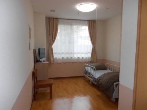 ニチイケアセンター越谷の居室。洋服や小物類などを収納できます。お部屋をすっきりお使いいただけ、紛失も防止できます。