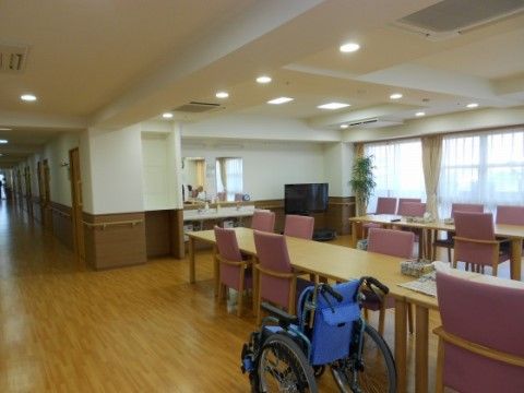 ニチイケアセンター越谷のダイニング。おいしいお食事を毎日多くの入居者様と一緒に楽しく召し上がっていただけます。